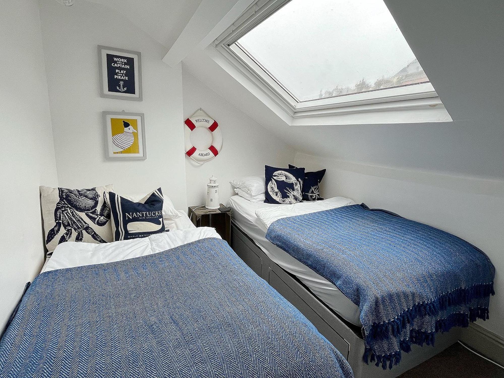 Nancie'S Place - Dartmouth Town Center With Private Parking - A Traditional Georgian Private Duplex Apartment - Beautifully Refurbished - Two Bedrooms, Bathroom, Kitchen And Lounge Diner Exterior foto