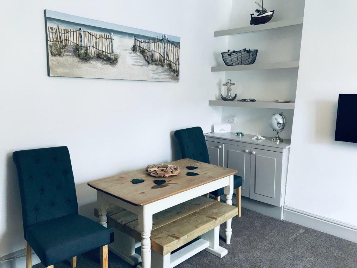 Nancie'S Place - Dartmouth Town Center With Private Parking - A Traditional Georgian Private Duplex Apartment - Beautifully Refurbished - Two Bedrooms, Bathroom, Kitchen And Lounge Diner Exterior foto